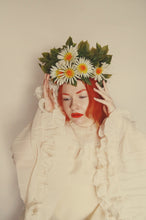 Load image into Gallery viewer, Vintage White Daisy May Day May queen flower crown
