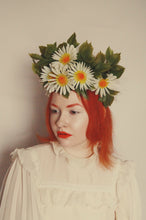 Load image into Gallery viewer, Vintage White Daisy May Day May queen flower crown
