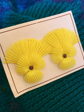 Load image into Gallery viewer, vintage 50s earrings - yellow
