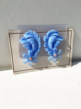 Load image into Gallery viewer, Deadstock 50s Vintage Plastic Blue Feather Flower Earrings

