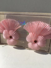 Load image into Gallery viewer, Deadstock 50s Vintage Plastic Pink Feather Earrings
