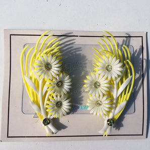 Deadstock 50s Vintage Plastic Flower Earrings