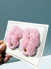 Load image into Gallery viewer, Deadstock 50s Vintage Plastic Pink Feather Rhinestone Clip on Earrings
