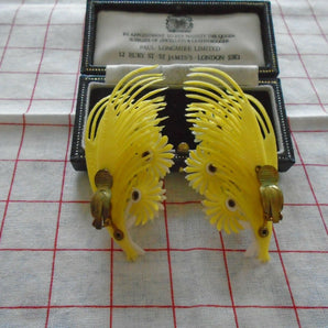 Deadstock 50s Vintage Plastic Flower Earrings