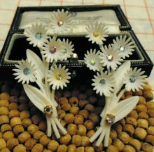 Load image into Gallery viewer, 50s Vintage Plastic White Flower iridescent Gem Diamanté Clip on Earrings
